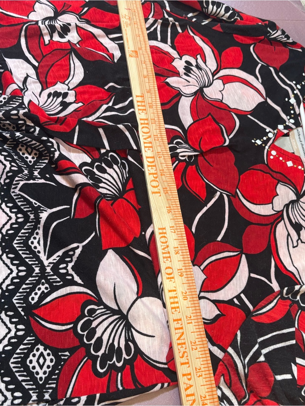 Alfred Dunner Top :Red, Black .Stunning Bold Floral . Flattering,Studded V-Neck! - Picture 5 of 9